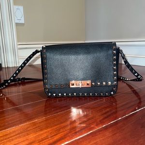 Valentino Garavani shoulder/crossbody black rockstud bag.